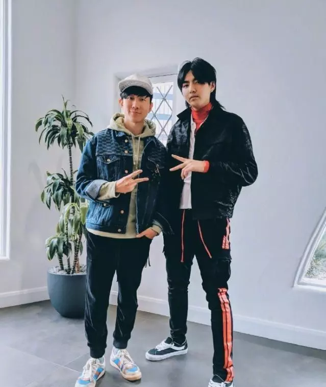 林俊傑曬出與吳亦凡的合照,照片中吳亦凡變胖很多,被指撞臉沈騰