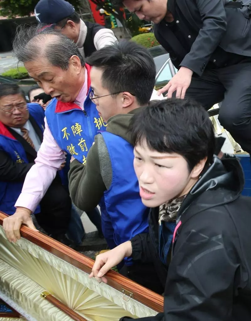 白狼立院抬棺 被列集遊法首謀函送 | 法律前線 | 社會