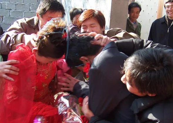 農村小夥家徒四壁,娶不起老婆,寧願打光棍也不賣牛,被罵傻子,誰知老牛死後告訴他一個秘密讓他暴富!