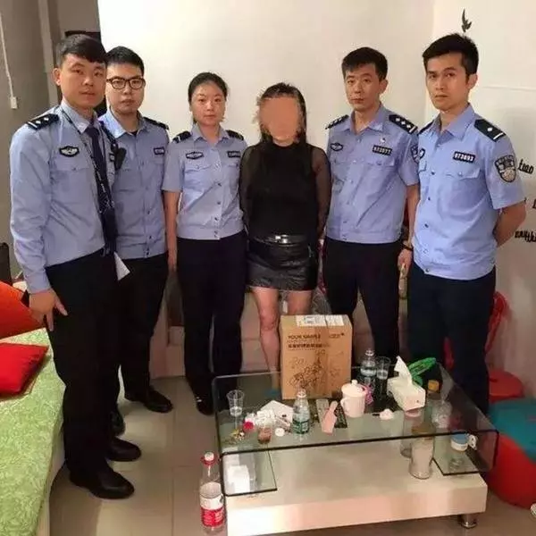 43歲大媽化妝成「20歲妹妹」,成功騙走富二代RM361萬和他拍拖兩年多都從不曾被懷疑是老傢伙……