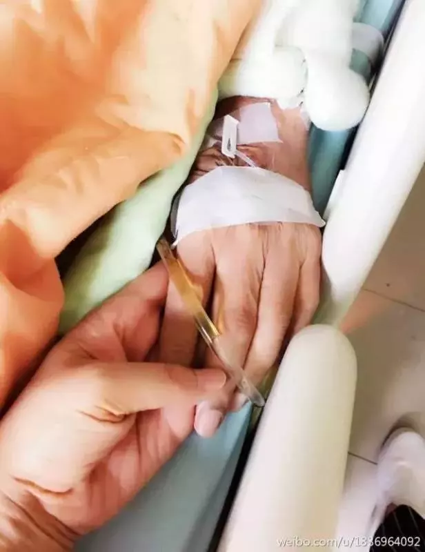利菁的傳奇人生真牛逼。20歲變性,51歲嫁小14歲老公,12年換7張臉