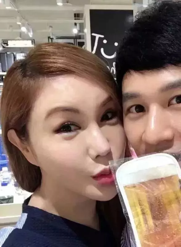利菁的傳奇人生真牛逼。20歲變性,51歲嫁小14歲老公,12年換7張臉