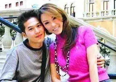 利菁的傳奇人生真牛逼。20歲變性,51歲嫁小14歲老公,12年換7張臉