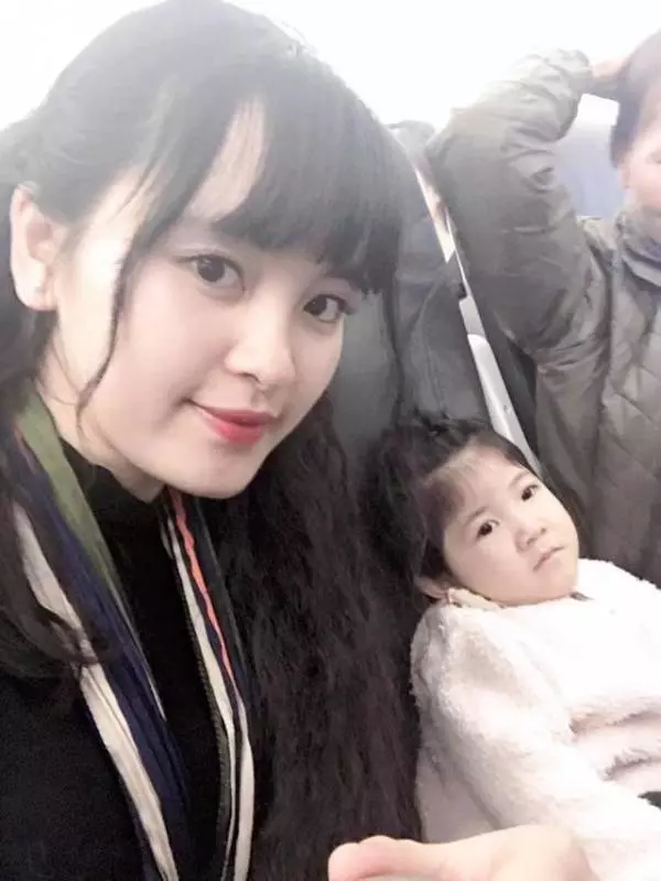 女嬰因父母失蹤餓得只剩皮包骨,被24歲女孩收養2年後又白又胖!