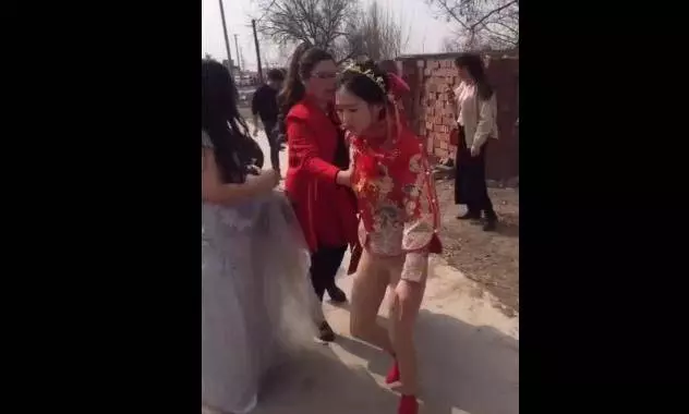 【視頻】婚鬧太離譜!新娘婚裙遭扯…怒露下體走人