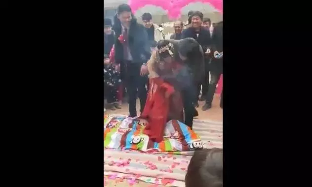 【視頻】婚鬧太離譜!新娘婚裙遭扯…怒露下體走人