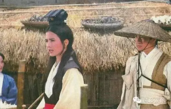 她18歲就紅遍台灣,24歲放棄事業跟富豪私奔,30歲不顧子宮出血救下被綁丈夫...原來她就是...
