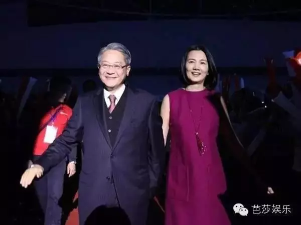 她18歲就紅遍台灣,24歲放棄事業跟富豪私奔,30歲不顧子宮出血救下被綁丈夫...原來她就是...