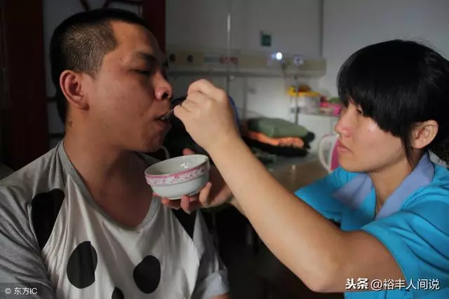 女孩為照顧植物人男友,與父親斷絕關係,最終離婚被要求留銀行卡