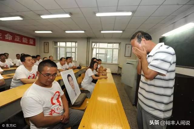 大學同學十年後的相聚,多了一張遺照和一位老人,現場哭成淚人