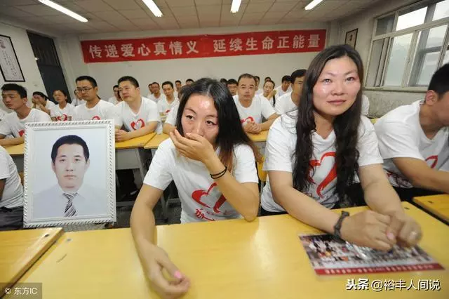 大學同學十年後的相聚,多了一張遺照和一位老人,現場哭成淚人