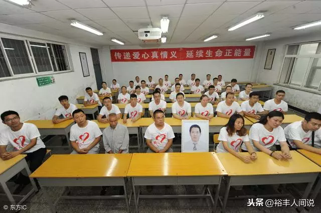 大學同學十年後的相聚,多了一張遺照和一位老人,現場哭成淚人
