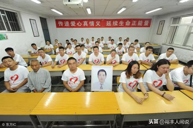 大學同學十年後的相聚,多了一張遺照和一位老人,現場哭成淚人