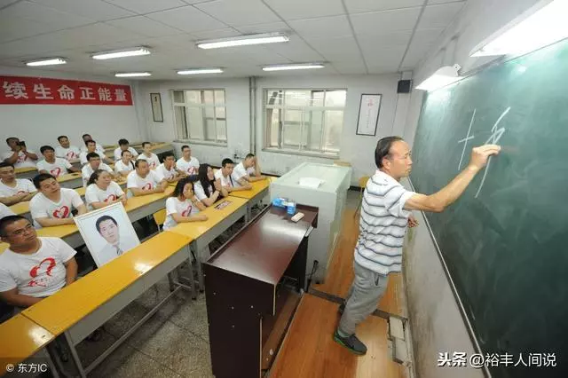 大學同學十年後的相聚,多了一張遺照和一位老人,現場哭成淚人