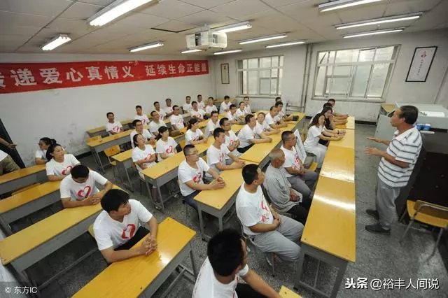 大學同學十年後的相聚,多了一張遺照和一位老人,現場哭成淚人