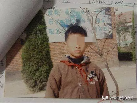 哥哥弄丟妹妹,因害怕離家出走十年才敢回家,妹妹見到他卻先跪下