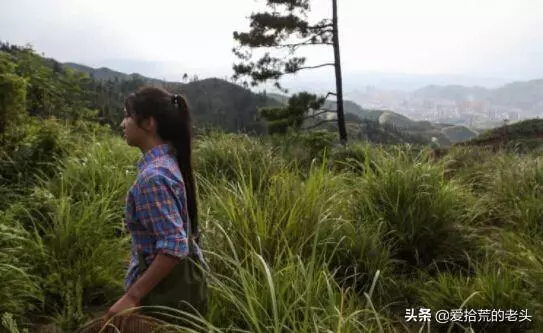 哥哥弄丟妹妹,因害怕離家出走十年才敢回家,妹妹見到他卻先跪下