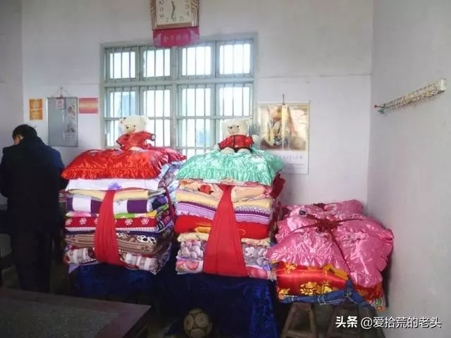 母親去世不久,女子回娘家住,半夜聽見廚房有動靜,推開門哭紅眼