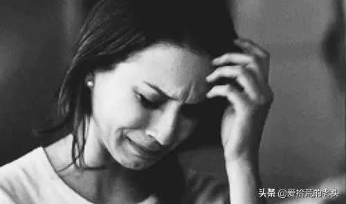 母親去世不久,女子回娘家住,半夜聽見廚房有動靜,推開門哭紅眼
