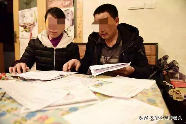老闆每天給陌生小乞丐包子,數日後,乞丐帶回了他失蹤8年的兒子