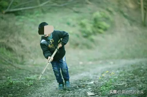老闆每天給陌生小乞丐包子,數日後,乞丐帶回了他失蹤8年的兒子
