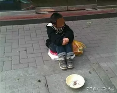 老闆每天給陌生小乞丐包子,數日後,乞丐帶回了他失蹤8年的兒子