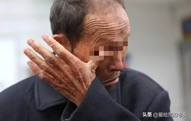 兒子過年不回家,半夜給農村父親打1萬塊,弟弟說:快去找要出事