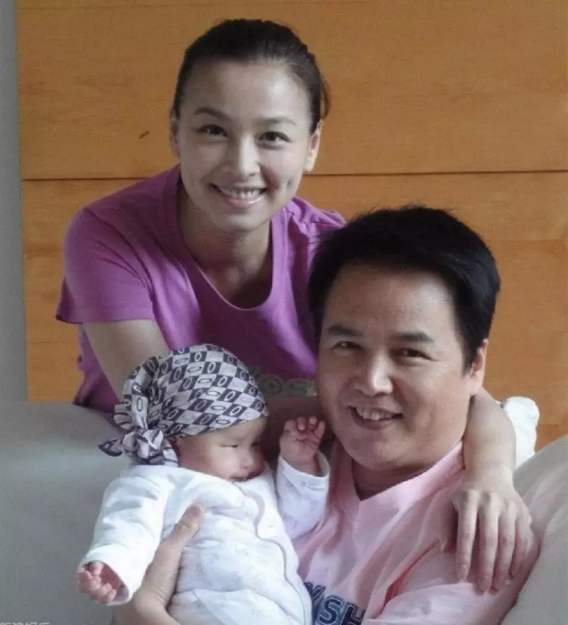 張庭苦撐「做9次試管女兒」被嫌長得很醜!如今8歲的她「長相曝光」狠狠打臉那一票酸民!