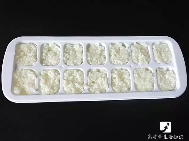 家裡的製冰盒不要扔了!她將「米飯倒進冰塊盒」5分鐘後奇蹟就出現了……