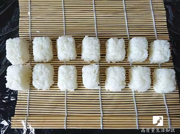 家裡的製冰盒不要扔了!她將「米飯倒進冰塊盒」5分鐘後奇蹟就出現了……