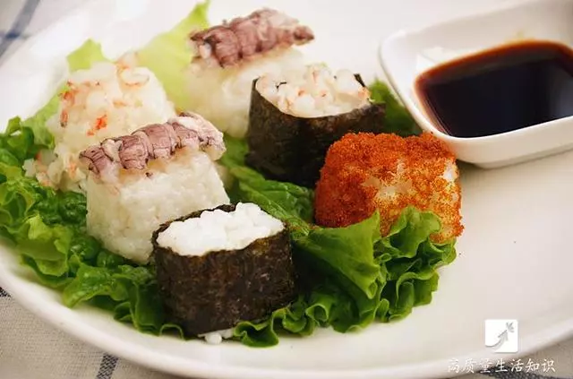 家裡的製冰盒不要扔了!她將「米飯倒進冰塊盒」5分鐘後奇蹟就出現了……