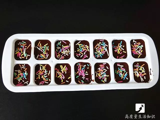 家裡的製冰盒不要扔了!她將「米飯倒進冰塊盒」5分鐘後奇蹟就出現了……