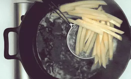 炸薯條時,萬萬別直接下油鍋!少了這1步,難怪不香不酥脆