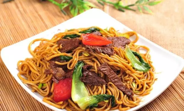 炒麵時,不要直接下鍋,少了這2步,難怪會粘成坨,不勁道不好吃