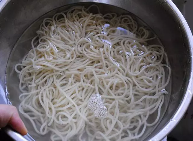 炒麵時,不要直接下鍋,少了這2步,難怪會粘成坨,不勁道不好吃