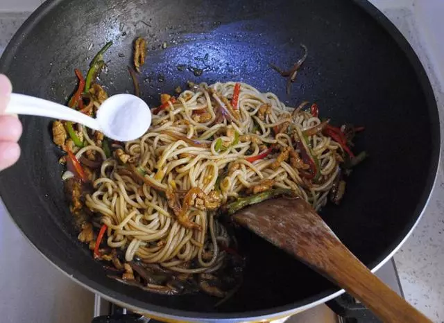 炒麵時,不要直接下鍋,少了這2步,難怪會粘成坨,不勁道不好吃