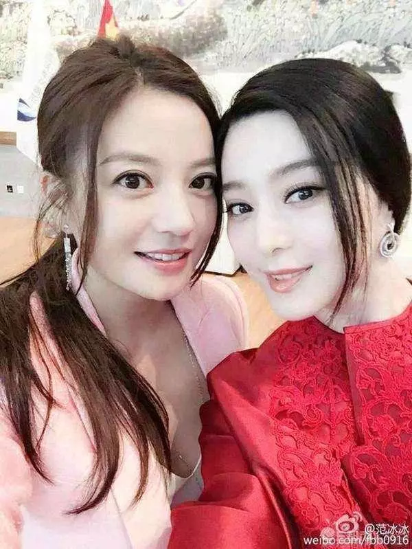 趙薇用了17年來原諒范冰冰,卻永遠不會原諒這個騙她穿軍旗的女人!