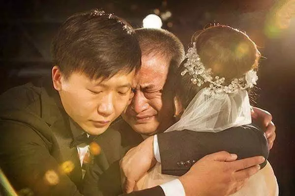 父親逼我嫁啞巴,新婚當晚我逃跑,四年後回家,推開門我哭了