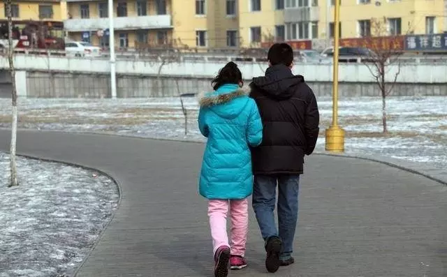離婚三個月前夫再婚,他邀請我參加婚禮,看到來賓我愣住了