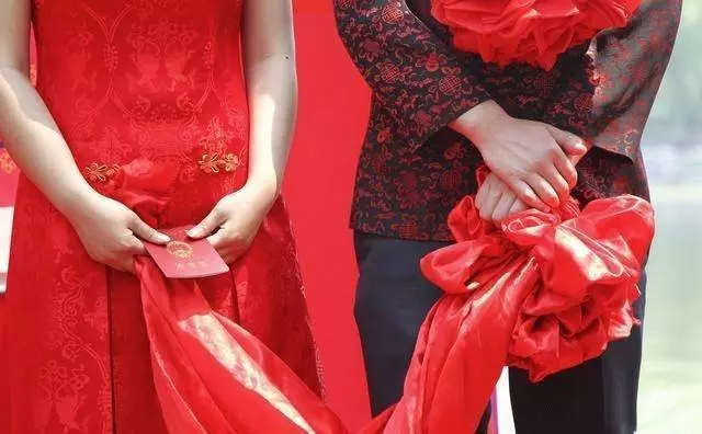 離婚三個月前夫再婚,他邀請我參加婚禮,看到來賓我愣住了