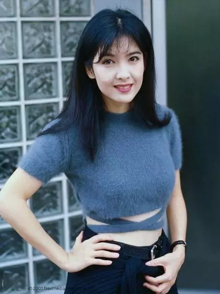 52歲周慧敏真是令人驚艷,一身荷葉邊連衣裙現身活動簡直美出天際,網友:明明52歲卻像25歲~