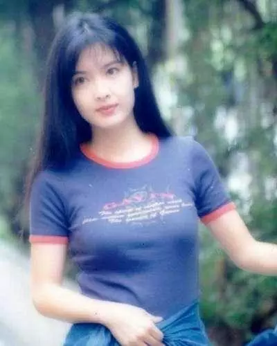 52歲周慧敏真是令人驚艷,一身荷葉邊連衣裙現身活動簡直美出天際,網友:明明52歲卻像25歲~
