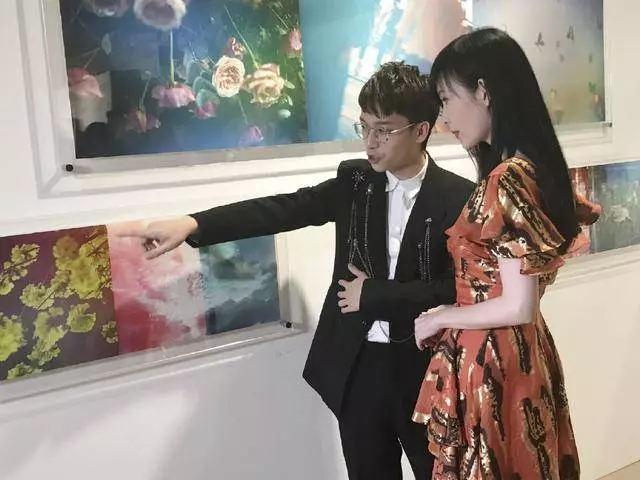 52歲周慧敏真是令人驚艷,一身荷葉邊連衣裙現身活動簡直美出天際,網友:明明52歲卻像25歲~