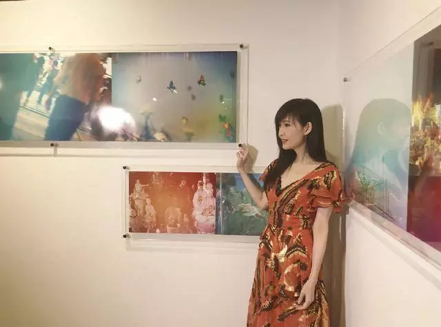 52歲周慧敏真是令人驚艷,一身荷葉邊連衣裙現身活動簡直美出天際,網友:明明52歲卻像25歲~