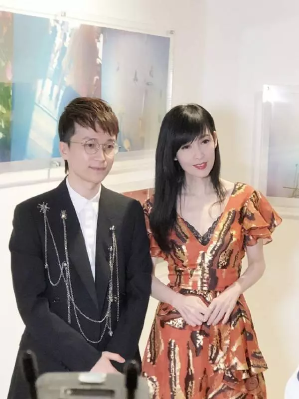 52歲周慧敏真是令人驚艷,一身荷葉邊連衣裙現身活動簡直美出天際,網友:明明52歲卻像25歲~