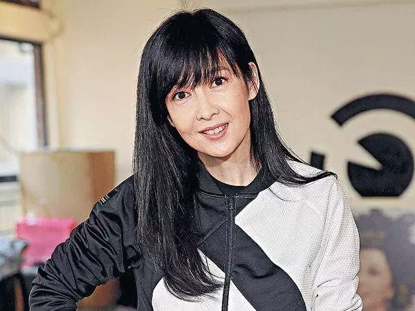 52歲周慧敏真是令人驚艷,一身荷葉邊連衣裙現身活動簡直美出天際,網友:明明52歲卻像25歲~