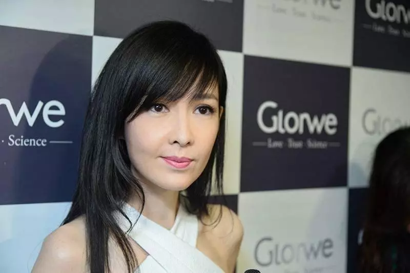 52歲周慧敏真是令人驚艷,一身荷葉邊連衣裙現身活動簡直美出天際,網友:明明52歲卻像25歲~