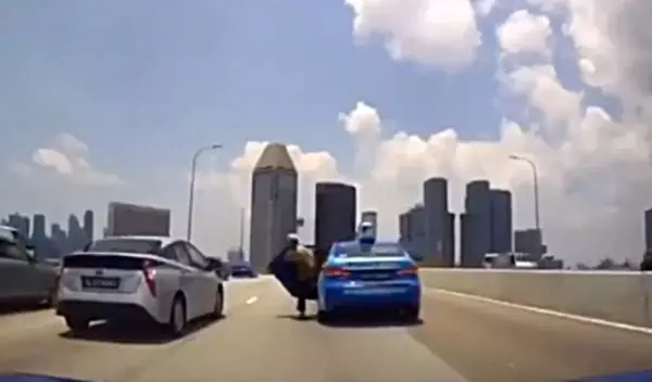 太瘋狂了吧。。德士撞大道圍牆 乘客急下車 德士拒停繼續駛 |