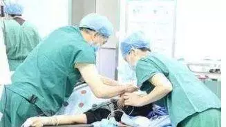 43歲寶媽堅持生二胎,大學女兒跪求不要生,寶寶出生全家都哭了