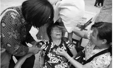 43歲寶媽堅持生二胎,大學女兒跪求不要生,寶寶出生全家都哭了